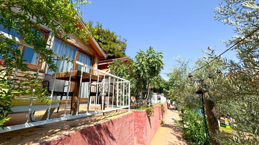 Gaia Bungalow Acomodação com café da manhã Ayvalı Exterior foto